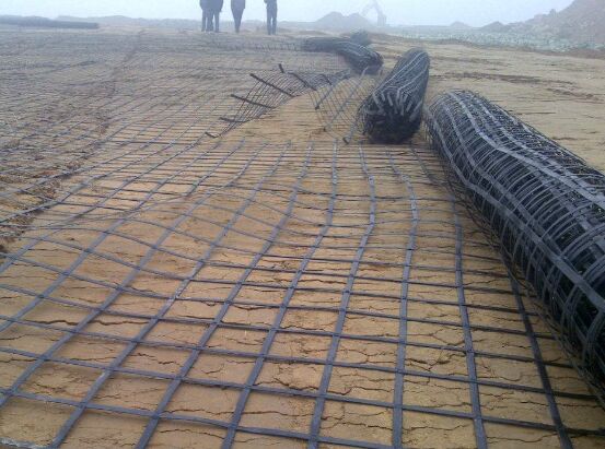鋼塑土工格柵現場
